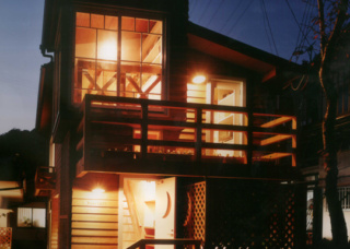 N邸（夜）